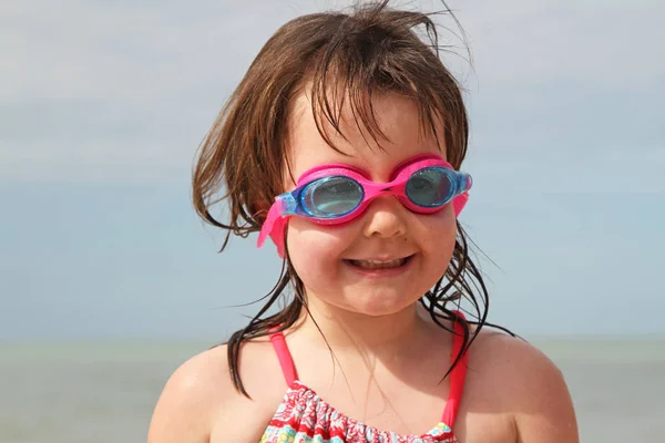 Junges Mädchen Mit Brille Lächelt — Stockfoto
