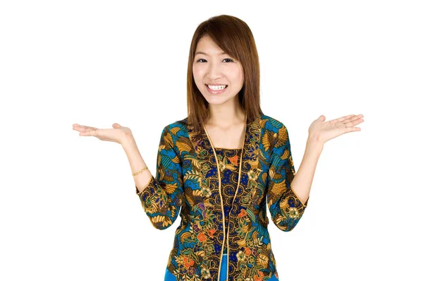 Jihovýchodní Asijská Dívka Batik Kebaya Oblečení Drží Ruku Ukazuje Něco — Stock fotografie
