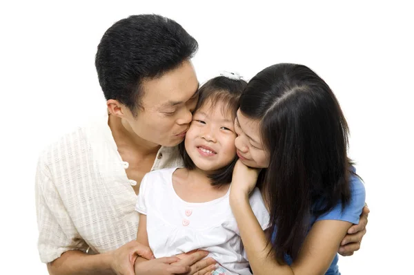 Азійський Сімейний Портрет Білому Тлі Азійські Батьки Цілують Доньку — стокове фото