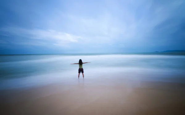 Deniz Kıyısında Duran Açık Kollu Bir Kadının Arka Görüntüsü — Stok fotoğraf