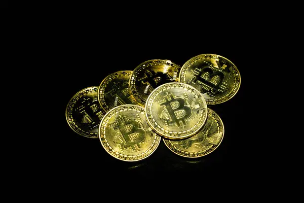 Goldene Kryptowährung Bitcoin Vor Dunklem Hintergrund — Stockfoto