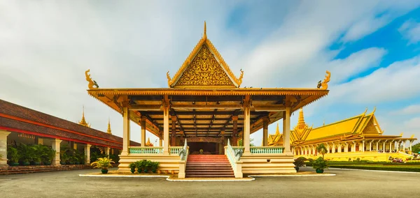 カンボジアのプノンペンにある王宮複合施設内のPhochani Pavilionl 有名なランドマークや観光名所 パノラマ — ストック写真