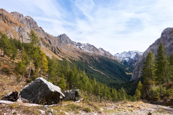 Montañas Paisaje Con Cielo Azul Nubes Fondo Natural Verano Alpes — Foto de Stock