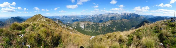 青い空と雲とイタリアのアルプスの美しい山のパノラマ — ストック写真