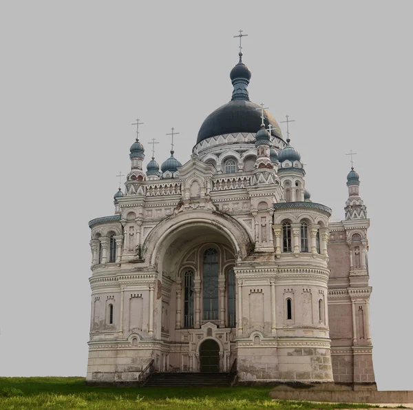 Zole Edilmiş Bir Arka Planda Terk Edilmiş Ortodoks Hıristiyan Tapınağı — Stok fotoğraf