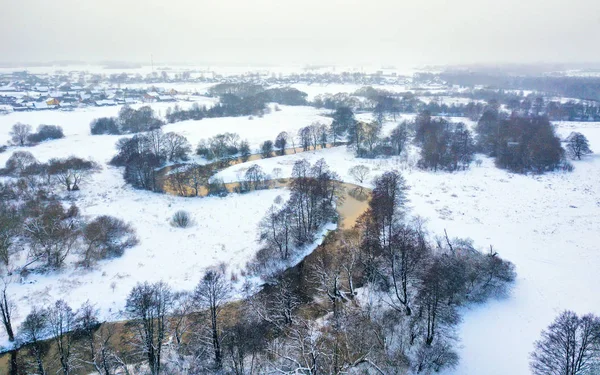 Luchtfoto Van Besneeuwde Rivier Winter Bevroren Bomen Een Rivieroever Weide — Stockfoto