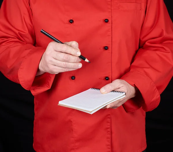 Chef Uniforme Rouge Tenant Carnet Vierge Crayon Bois Noir Fond — Photo