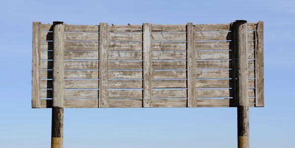 Verweerd Blanco Bord Van Grijze Houten Planken Tegen Een Blauwe — Stockfoto