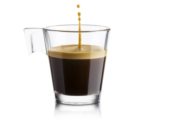 Schwarzer Kaffee Glasschale Mit Springtropfen Auf Weißem Hintergrund — Stockfoto