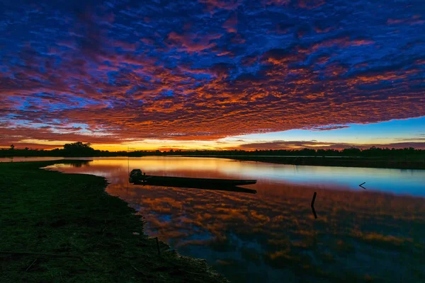 Схід Сонця Озеро Відбитки Ідилічним Пейзажем Фоні Човен Cumulus Хмари — стокове фото