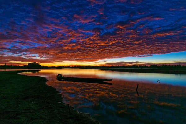 Salida Del Sol Con Reflejo Del Lago Paisaje Idílico Con — Foto de Stock