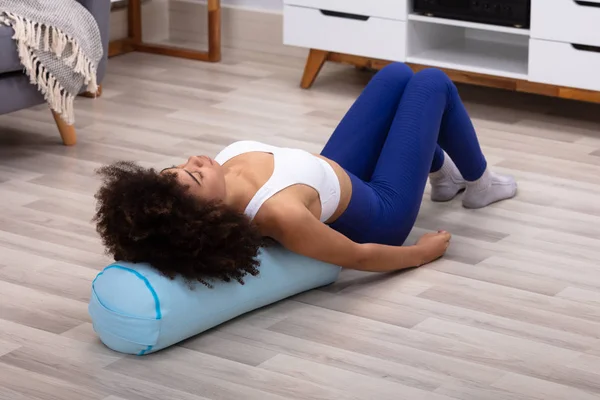 Primer Plano Una Joven Africana Acostada Sobre Una Almohada Haciendo —  Fotos de Stock