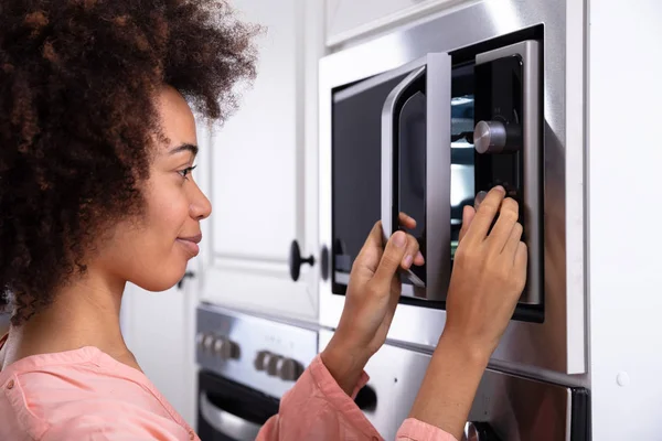 Close Uma Jovem Mulher Sorridente Ajustando Temperatura Forno Microondas — Fotografia de Stock