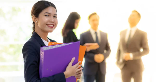 Porträtt Asiatiska Affärskvinna Håll Arbetsfil Med Business Team Bakgrunden Använder — Stockfoto