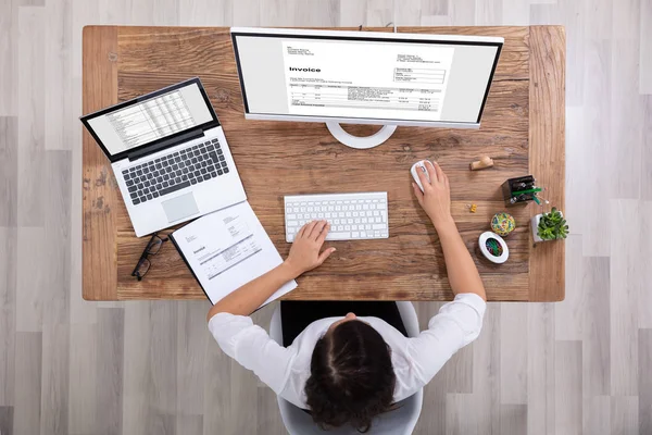 Giovane Donna Affari Guardando Fattura Sullo Schermo Del Computer Ufficio — Foto Stock