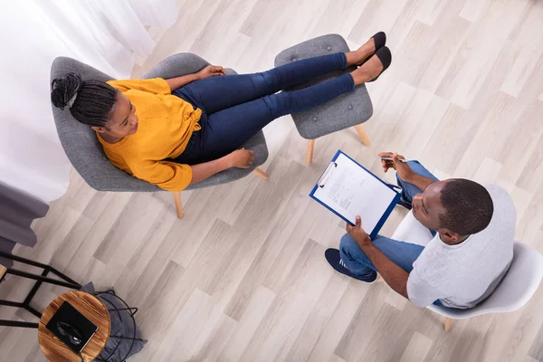 Jonge Afrikaanse Vrouw Zitten Buurt Van Psycholoog Met Klembord Voor — Stockfoto