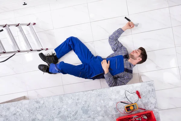 Lavoratore Sdraiato Sul Pavimento Dopo Essere Caduto Dalla Scala — Foto Stock