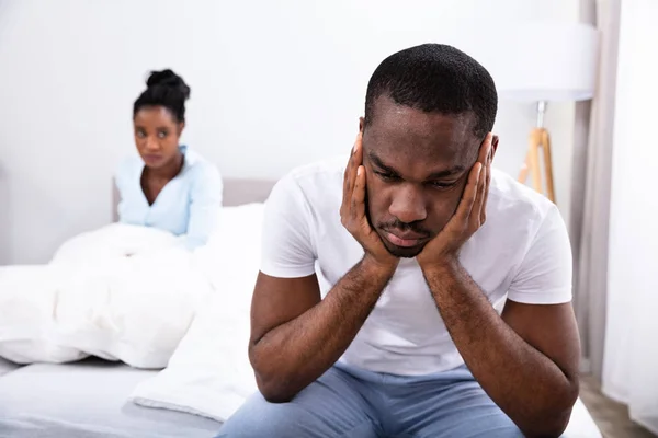 Chateado Jovem Africano Sentado Cama Frente Sua Esposa — Fotografia de Stock