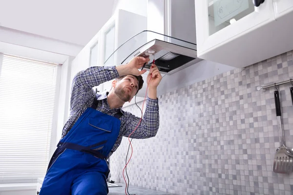 Handyman Comprobación Filtro Extractor Cocina Con Multímetro Cocina — Foto de Stock