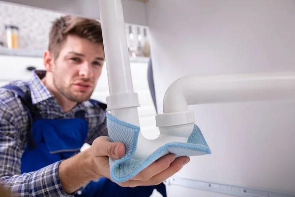 Close Encanador Masculino Segurando Guardanapo Azul Para Parar Vazamento Tubulação — Fotografia de Stock