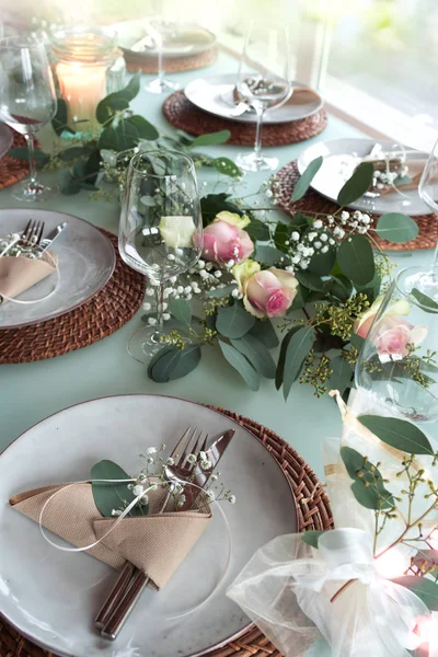 喜庆婚宴的浪漫餐桌装饰 — 图库照片