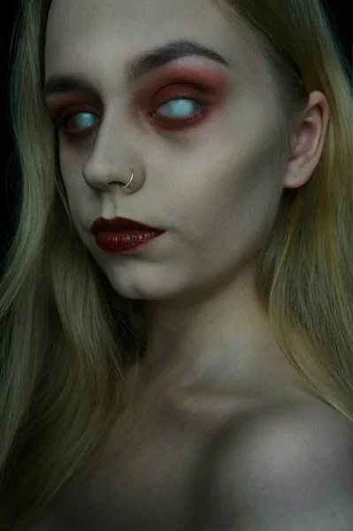 Young Blond Girl Horror Sfx Makeup Blind Dark — Stock Photo, Image