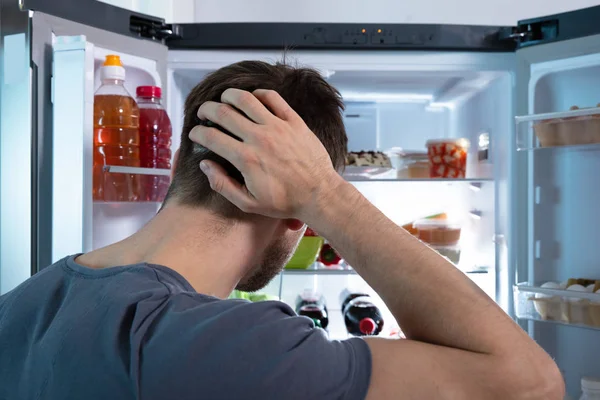 Homem Confuso Procurando Comida Refrigerador Aberto — Fotografia de Stock