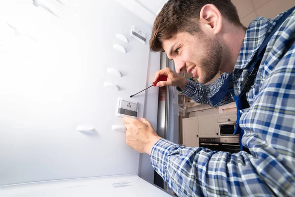 Trabajador Masculino Que Repara Refrigerador Con Herramienta Mano Sitio Cocina — Foto de Stock