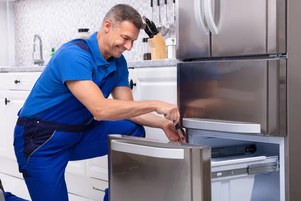 Hombre Maduro Reparando Refrigerador Con Caja Herramientas Cocina — Foto de Stock