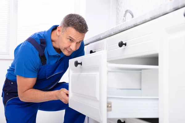 Close Male Handyman Installing Door Drawer Kitchen — Stock Photo, Image