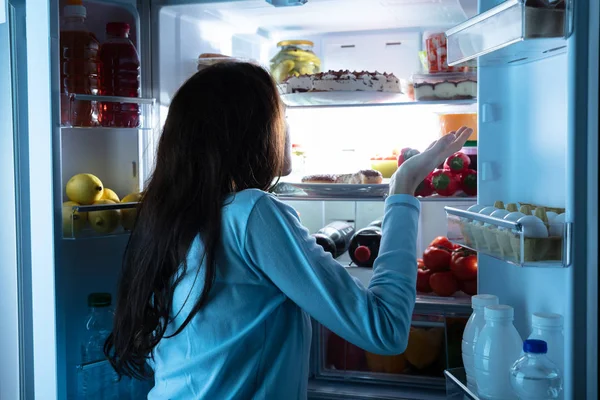 Rückansicht Einer Jungen Frau Die Achselzuckend Vor Einem Offenen Kühlschrank — Stockfoto