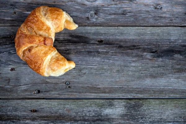 Croissants Franceses Frescos Suelo Madera — Foto de Stock