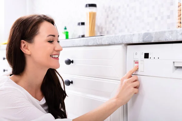 Vista Lateral Uma Jovem Mulher Feliz Pressionando Botão Máquina Lavar — Fotografia de Stock