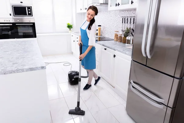 Jonge Vrouwelijke Janitor Uniform Keukenvloer Met Vacuüm Vloer Schoonmaken — Stockfoto