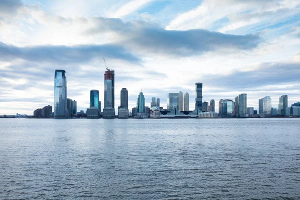 Jersey City Bulutlu Gökyüzü Karşı Hudson Nehri Ile Gökyüzü Kazıyıcılar — Stok fotoğraf