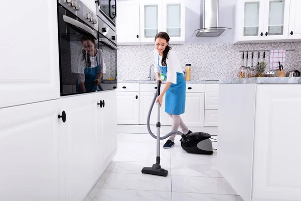 Jonge Vrouwelijke Janitor Uniform Keukenvloer Met Vacuüm Vloer Schoonmaken — Stockfoto