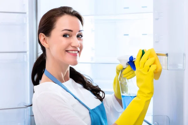 Πίσω Όψη Μιας Νεαρής Γυναίκας Που Φορώντας Γάντια Καθαρισμού Ψυγείο — Φωτογραφία Αρχείου