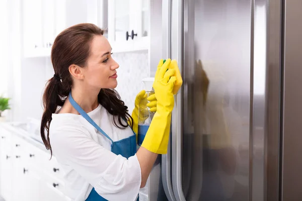 Щаслива Молода Жінка Очищає Холодильник Губкою Пляшковим Спреєм — стокове фото