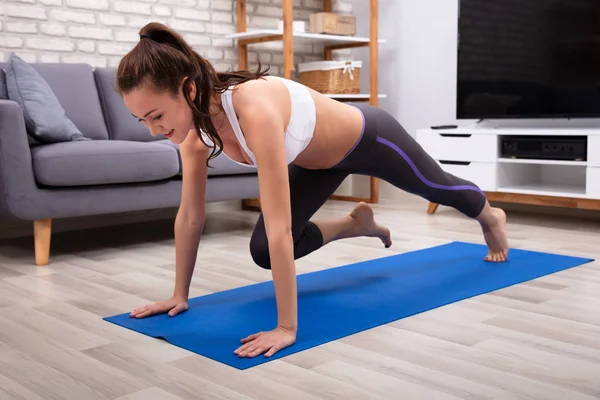 Atleta Joven Ropa Deportiva Haciendo Ejercicio Alfombra Fitness Casa —  Fotos de Stock