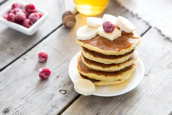 Süße Hausgemachte Pfannkuchen Mit Butter Und Honig Zum Frühstück — Stockfoto