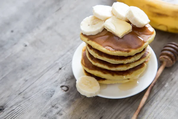 Doce Pilha Caseira Panquecas Com Manteiga Banana Mel Para Café — Fotografia de Stock