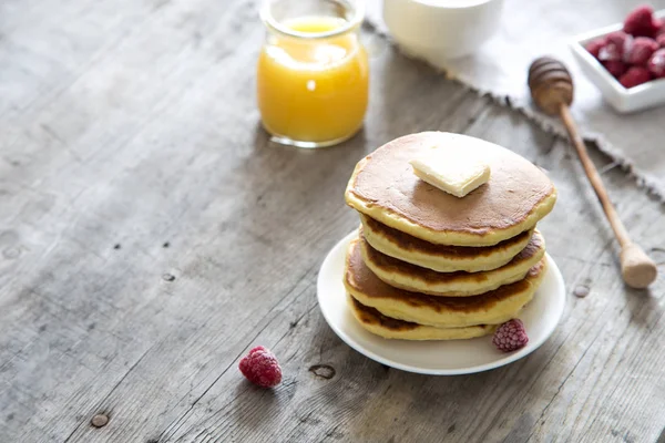 Pilha Caseira Doce Panquecas Com Manteiga Framboesas Mel Para Café — Fotografia de Stock