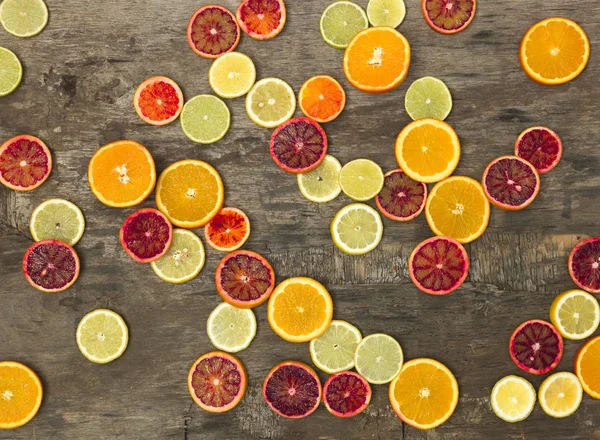 Mnoho Různých Šťavnaté Zdravé Citrusové Plody Leží Společně Staré Vinobraní — Stock fotografie