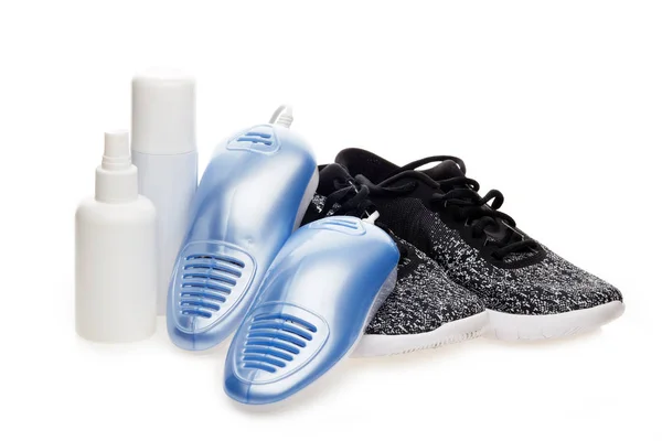 运动鞋很重要带紫外线灭菌白色底色的电鞋干燥机 用于鞋和防霉剂的除臭剂 鞋子护理产品 健康的脚的概念 健身和运动鞋 — 图库照片