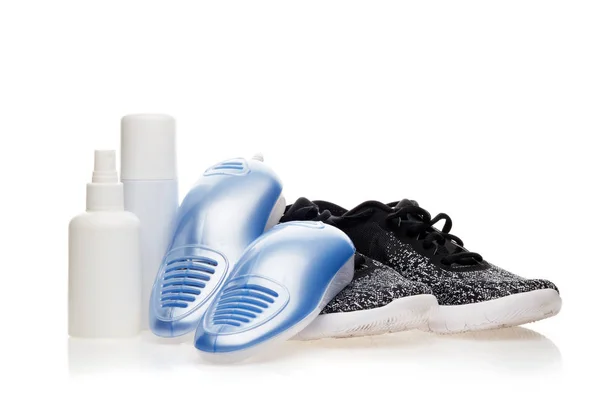 运动鞋很重要带紫外线灭菌白色底色的电鞋干燥机 用于鞋和防霉剂的除臭剂 鞋子护理产品 健康的脚的概念 健身和运动鞋 — 图库照片
