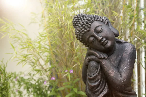 Άγαλμα Του Βούδα Στον Κήπο — Φωτογραφία Αρχείου