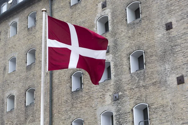 丹麦国旗在室外迎风飘扬 — 图库照片