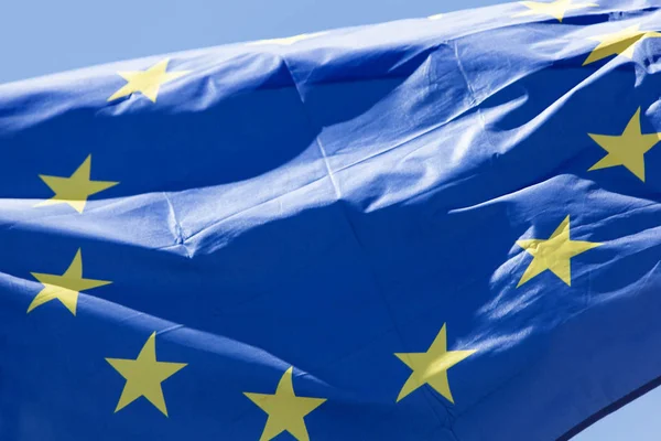Europäische Flagge Großaufnahme Vor Blauem Himmel — Stockfoto