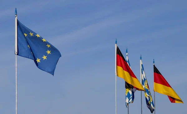 Ευρωπαϊκή Σημαία Γερμανία Και Βαυαρικές Σημαίες Μπροστά Από Τον Γαλάζιο — Φωτογραφία Αρχείου