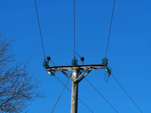 Linhas Elétricas Aéreas Com Isoladores Vidro Fundo Céu Azul Claro — Fotografia de Stock